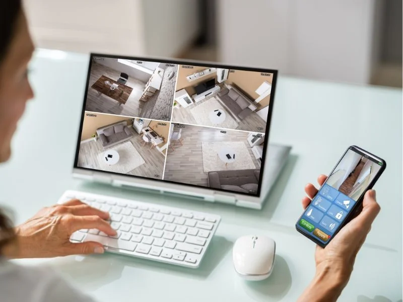 Monitoramento em notebook e smartphone com múltiplas câmeras