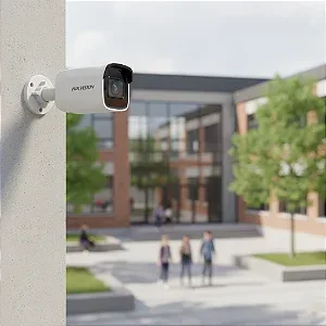 Câmera de segurança e smartphone com aplicativo de visualização ao vivo